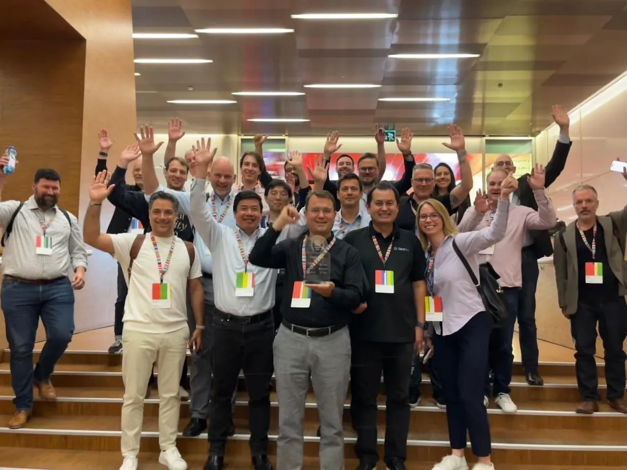 Photo de groupe de la communauté mDL avec le Fides Collaboration Award à Genève.