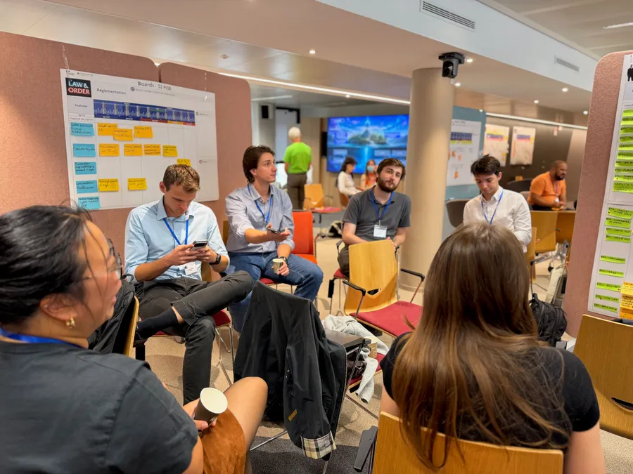 Un atelier collectif autour de tables de travail.